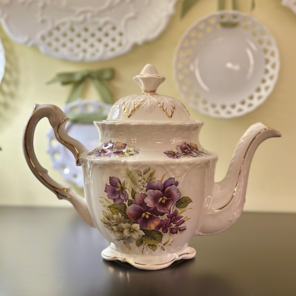 VINTAGE, CROWN DORSET, WHITE TEAPOT WITH PURPLE PANSIES & GOLD TRIM. - Picture 13 of 16